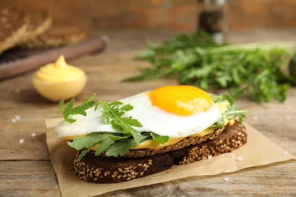 Delicious Sandwich Arugula Fried Egg Wooden Table — Fotografia de Stock