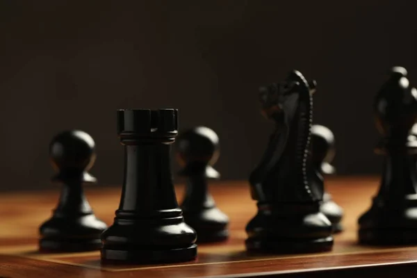 Jogo de xadrez peças de xadrez em um tabuleiro darck background ai