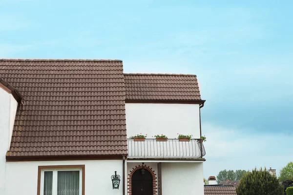 Schönes Haus Mit Braunem Dach Gegen Blauen Himmel — Stockfoto