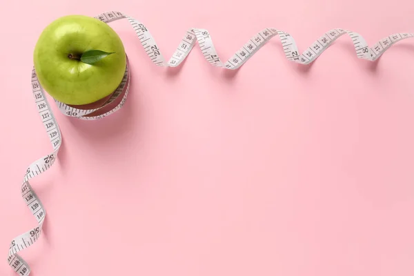 Fresh Green Apple Measuring Tape Pink Background Flat Lay Space — Foto Stock