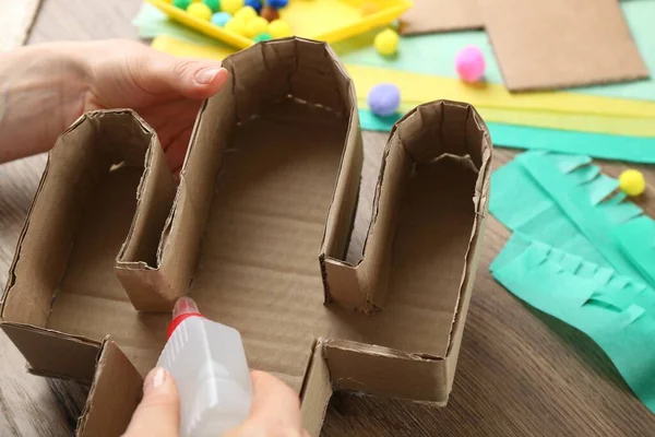 Mujer Haciendo Cactus Cartón Mesa Madera Primer Plano Pinata Diy — Foto de Stock