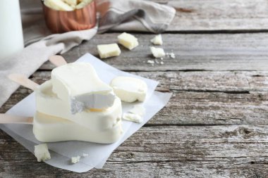 Ahşap masada nefis jöleli dondurma. Metin için boşluk