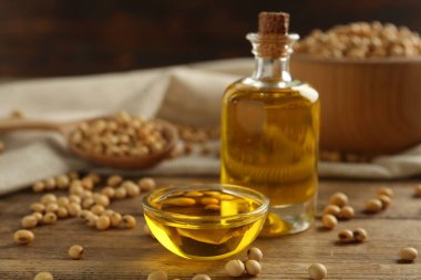 Ahşap masada soya yağı ile kompozisyonu, yakın plan.