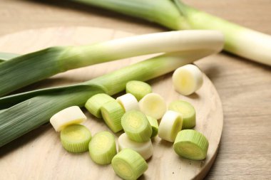 Ahşap masada taze pırasa var, yakın plan.