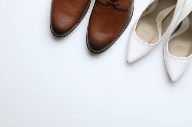 Gelin ve damat için beyaz arka planda düğün ayakkabıları, üst manzara