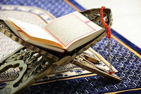 Rehal Open Quran Misbaha Muslim Prayer Rug Closeup — 图库照片