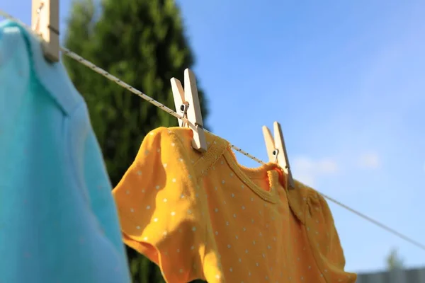 Clean Baby Onesies Hanging Washing Line Garden Closeup Drying Clothes — Stock fotografie