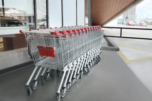 Row Empty Metal Shopping Carts Supermarket Outdoors — Zdjęcie stockowe