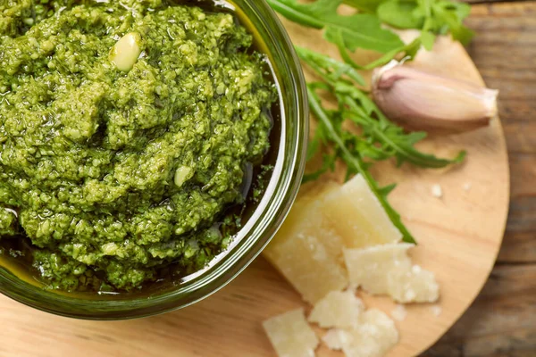 Bir Kase Lezzetli Roka Pesto Ahşap Tahtada Malzemeler Düz Uzanmış — Stok fotoğraf