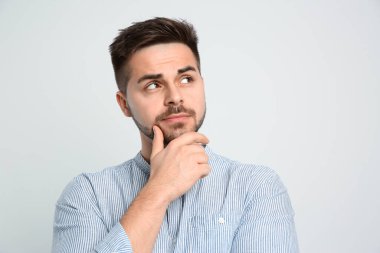 Hafif arka planda dalgın bir adam. Soruya cevap vermeyi düşünüyorum.