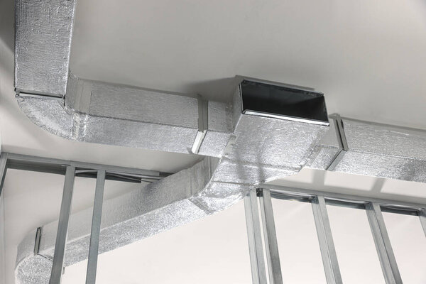 Потолок с системой вентиляции в помещении, вид снизу