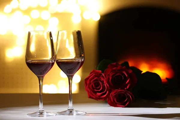 Vasos Vino Flores Mesa Contra Las Luces Borrosas Cena Romántica — Foto de Stock