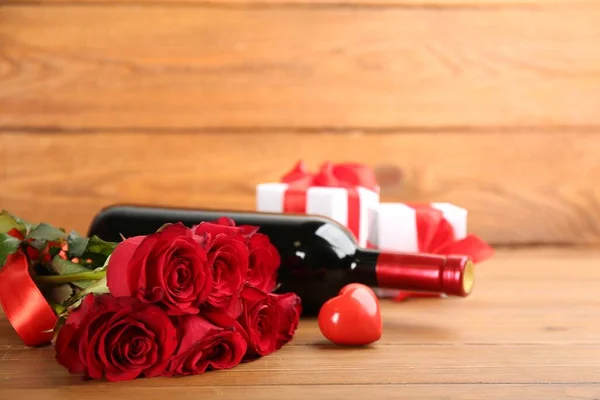 Beautiful Red Roses Decorative Heart Bottle Wine Wooden Table Space — Stockfoto