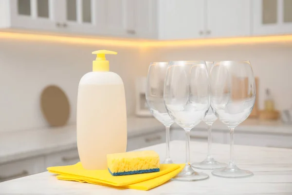 Clean Glasses Cleaning Product Table Stylish Kitchen — 스톡 사진