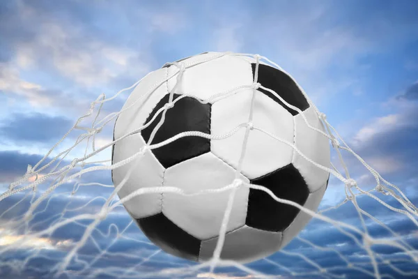Μπάλα Ποδοσφαίρου Στο Δίχτυ Κατά Συννεφιασμένο Ουρανό — Φωτογραφία Αρχείου