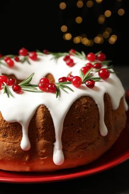 Geleneksel Noel pastası jöle, nar tohumu, kızılcık ve biberiye ile süslenmiş, yakın plan.