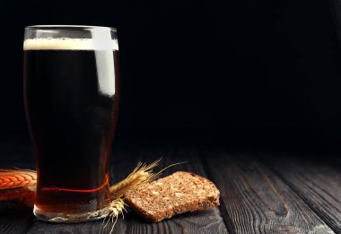 Lezzetli kvass, ekmek ve tahta masada çiviler. Metin için boşluk