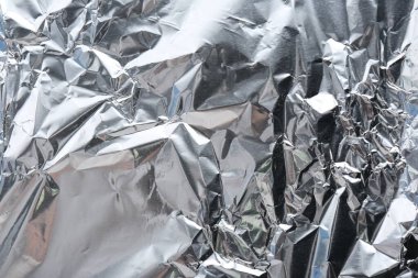 Arkaplan olarak buruşmuş gümüş folyo, yakın plan görünüm