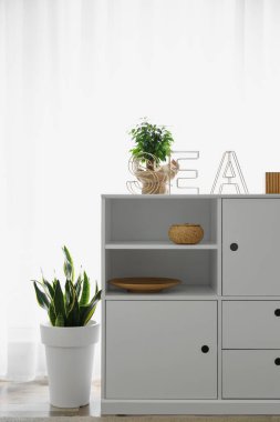 Şık bir odanın içindeki çekmeceler.