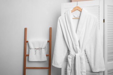 Ekranda temiz, yumuşak bornozlu askı