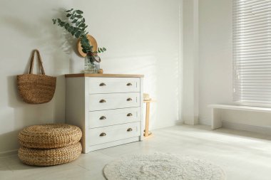 Şık bir odanın içindeki çekmeceler.