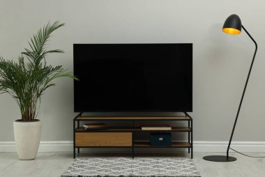 Geniş ekran TV seti hazır.