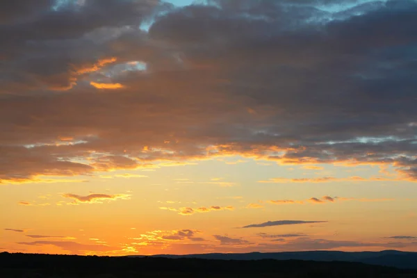 Γραφική Θέα Της Όμορφης Υπαίθρου Και Συννεφιασμένο Ουρανό Στο Ηλιοβασίλεμα — Φωτογραφία Αρχείου