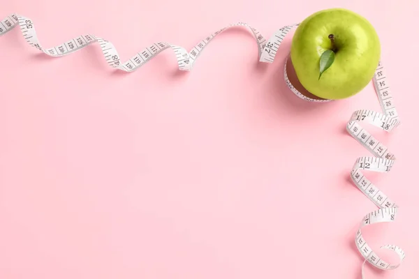 Fresh Green Apple Measuring Tape Pink Background Flat Lay Space — Foto Stock