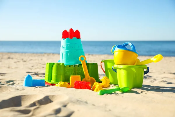 Kumsalda Farklı Çocuk Plastik Oyuncakları — Stok fotoğraf