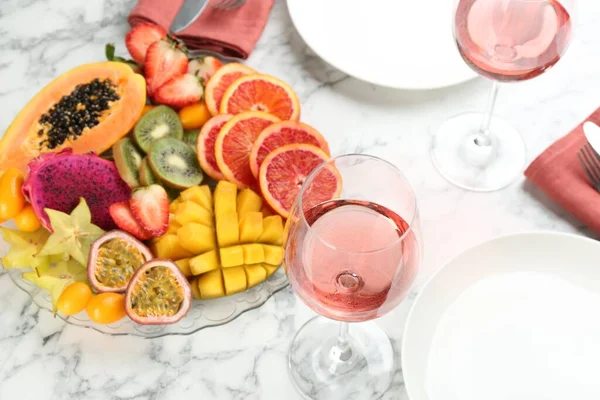Νόστιμα Εξωτικά Φρούτα Και Κρασί Λευκό Τραπέζι — Φωτογραφία Αρχείου