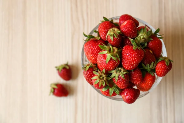Glass Bowl Ripe Strawberries White Wooden Table Top View Space — Fotografia de Stock