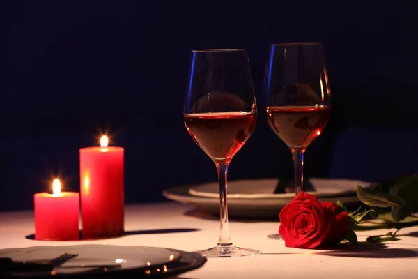 Όμορφο Σκηνικό Τραπεζιού Ποτήρια Κρασί Κεριά Και Τριαντάφυλλο Σκοτεινό Δωμάτιο — Φωτογραφία Αρχείου