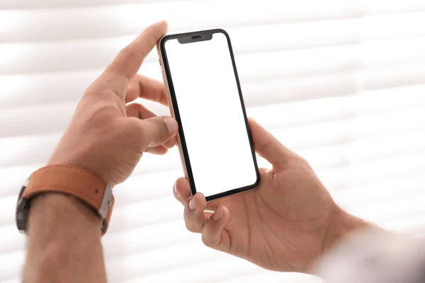 Homem Segurando Telefone Celular Com Tela Vazia Perto Janela Dentro — Fotografia de Stock