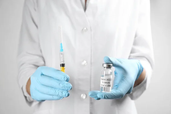 Läkare Som Håller Vattkoppor Vaccin Och Spruta Närbild Förebyggande Varicellavirus — Stockfoto