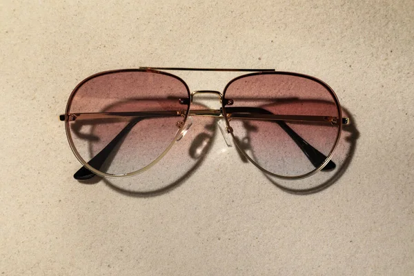 New Stylish Sunglasses Sand Top View — Zdjęcie stockowe