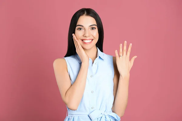 Mujer Joven Feliz Con Hermoso Anillo Compromiso Sobre Fondo Rosa — Foto de Stock