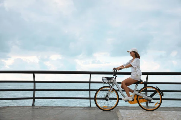Красива Молода Жінка Їде Велосипеді Вздовж Набережної Простір Тексту — стокове фото
