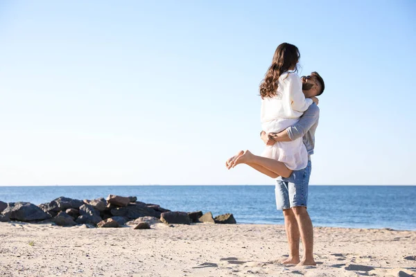 Szczęśliwa Młoda Para Plaży Pobliżu Morza Podróż Poślubna — Zdjęcie stockowe
