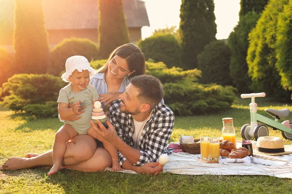 Happy Family Having Picnic Garden Sunny Day — Stockfoto