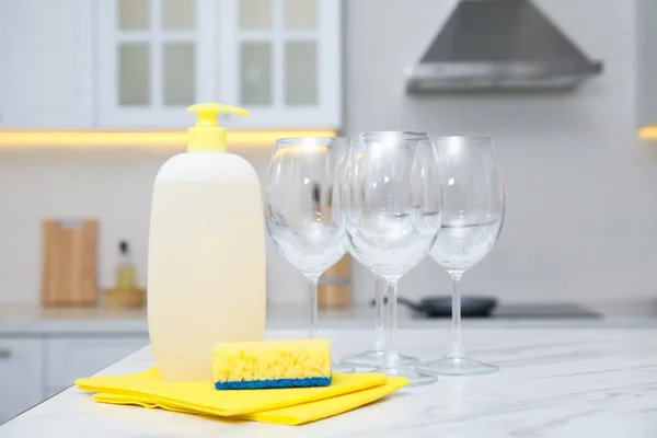 Clean Glasses Cleaning Product Table Stylish Kitchen — 스톡 사진