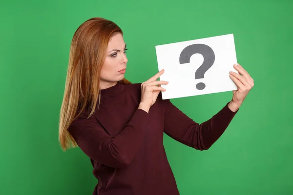 Confuso Donna Con Segno Punto Interrogativo Sfondo Verde — Foto Stock