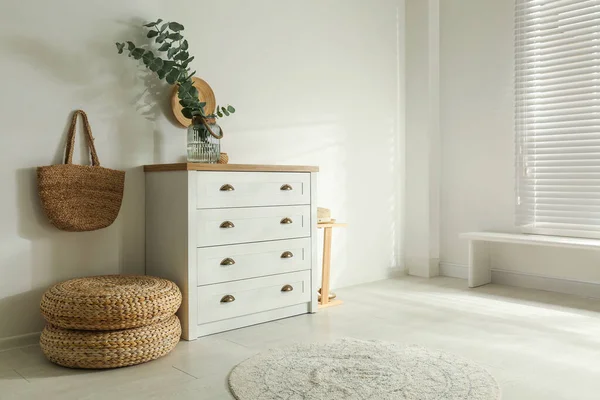 Commode Dans Intérieur Élégant — Photo