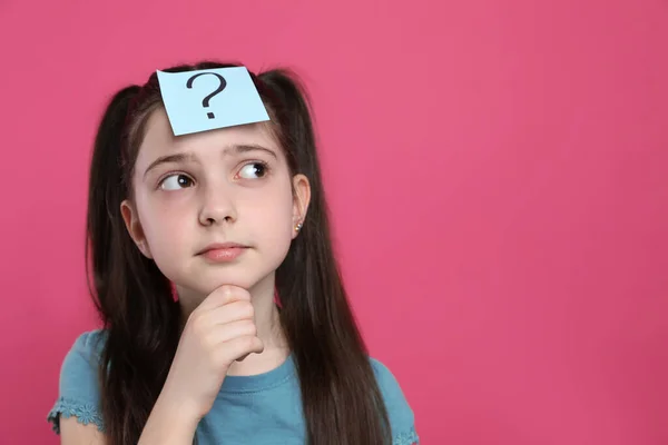 Umfangreiches Mädchen Mit Fragezeichen Aufkleber Auf Der Stirn Vor Rosa — Stockfoto