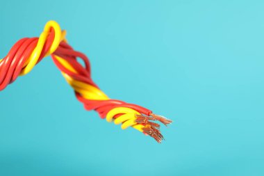 Açık mavi arka planda elektrik kabloları, yakın plan. Metin için boşluk