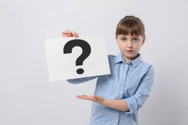 Beyaz arka planda soru işareti olan duygusal kız kağıt tutuyordu.