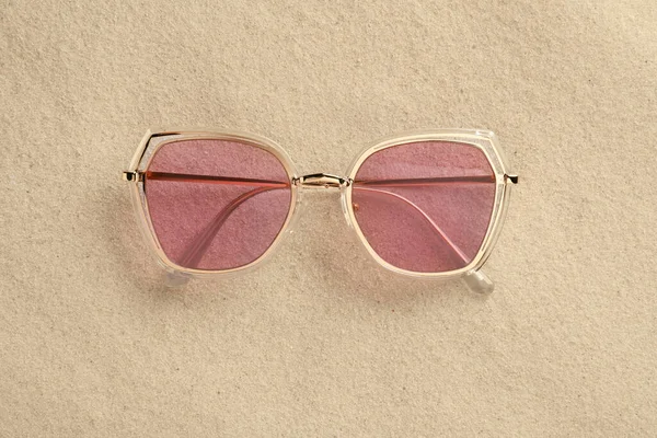 New Stylish Sunglasses Sand Top View — Stok fotoğraf
