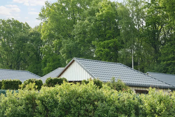 Современные Здания Серыми Крышами Открытом Воздухе Солнечный День — стоковое фото