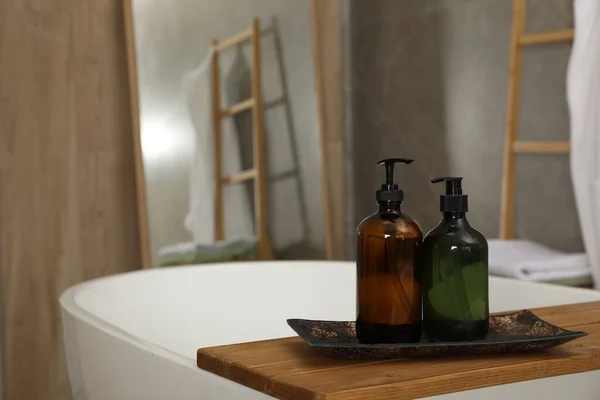 浴槽内にシャワージェルボトル付きの木製バストレイ テキスト用のスペース — ストック写真