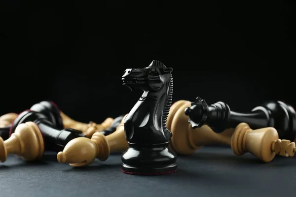 Black Knight Fallen Chess Pieces Dark Background — Stock fotografie