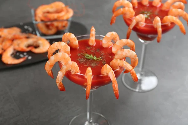 Délicieux Cocktail Crevettes Avec Sauce Tomate Sur Table Grise — Photo